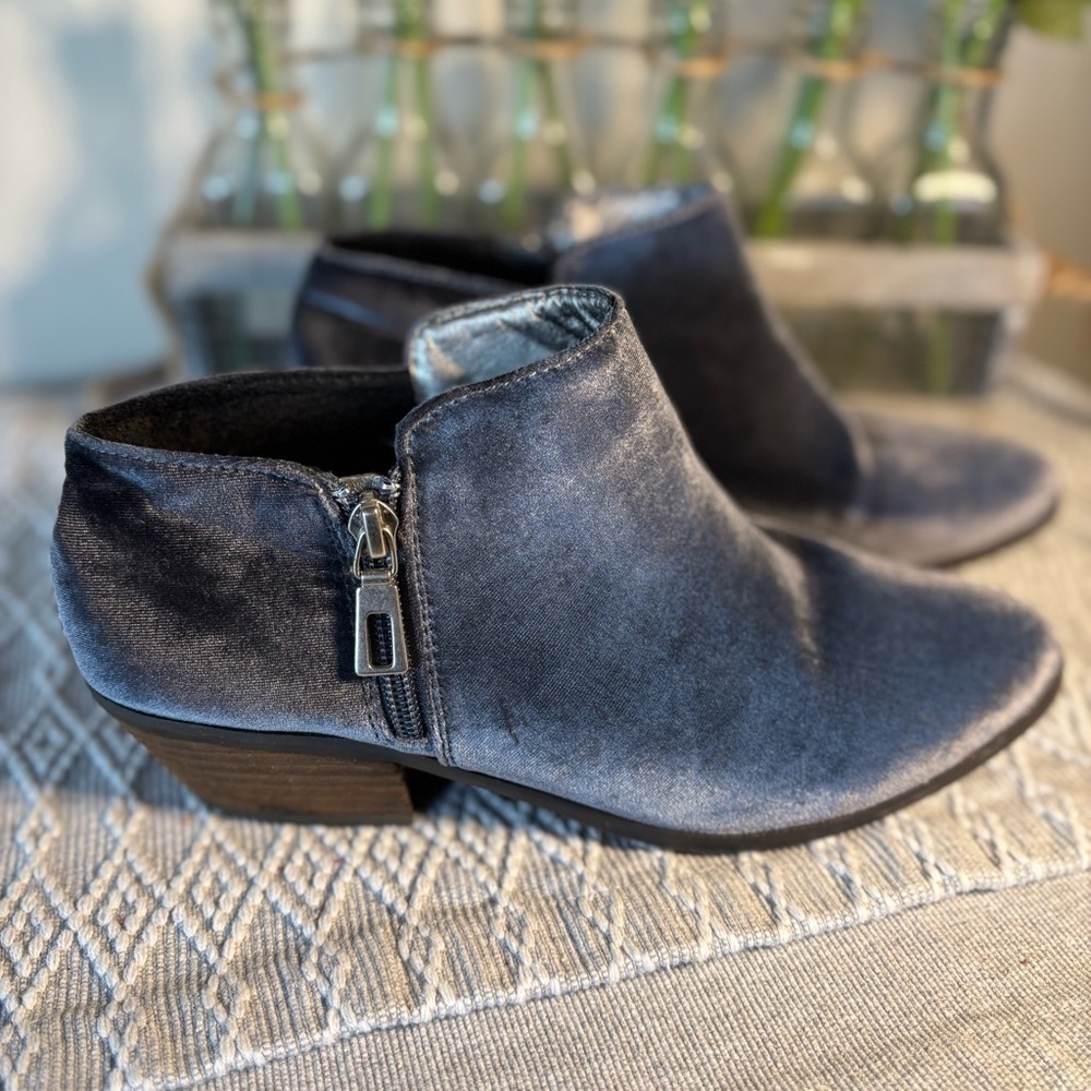 Very Volatile Ankle Booties Size 8,‎ Light Blue. Velvet, outside zipper